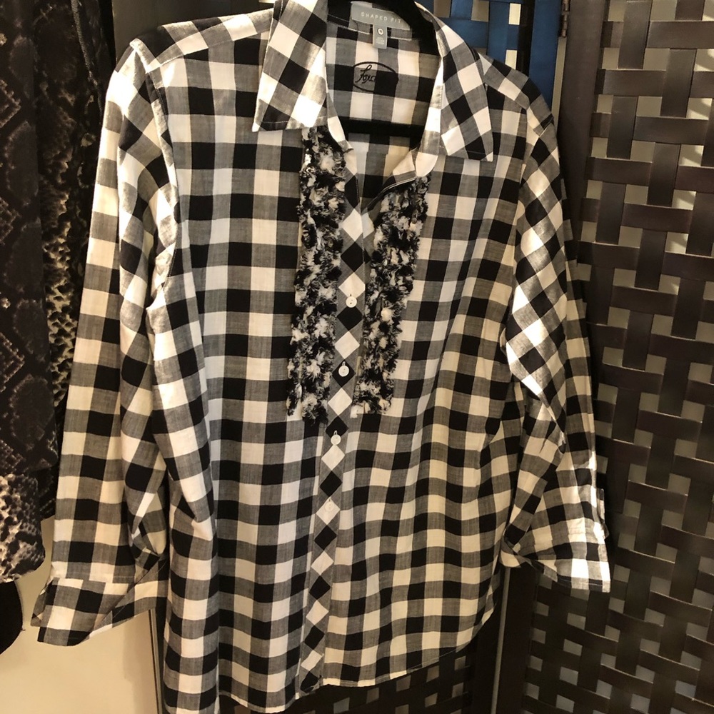 💥$15💥Foxcraft Black & White blouse w/ Ruffled Front!!!